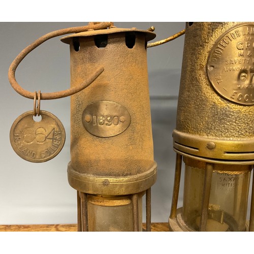 3252 - Coal Mining Interest - a miner's Davy lamp, WC & I Co.L. 101, oval brass plaque numbered 1690, with ... 