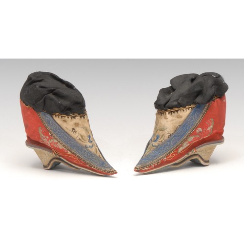 3149 - A pair of 19th century Chinese children's silk lotus shoes, embroidered with silk butterflies and fl... 