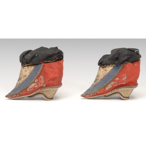 3149 - A pair of 19th century Chinese children's silk lotus shoes, embroidered with silk butterflies and fl... 