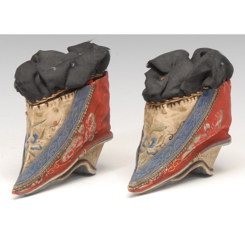 3149 - A pair of 19th century Chinese children's silk lotus shoes, embroidered with silk butterflies and fl... 