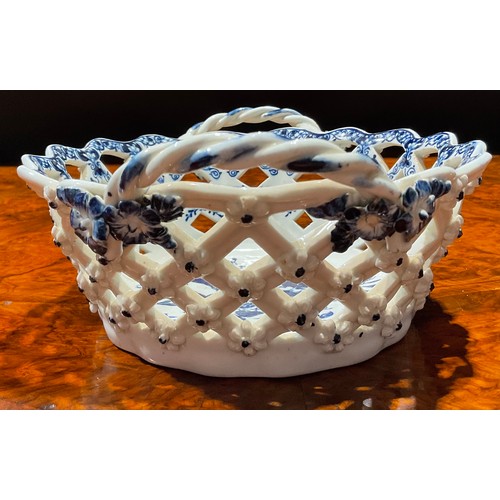 65 - An Lowestoft two-handled oval basket, central oval reserve painted in underglaze blue with flowers, ... 