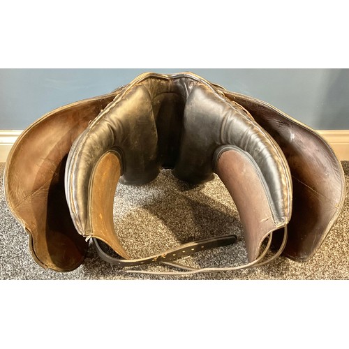 79 - Riding - equestrian interest, a brown leather training dressage saddle, 17