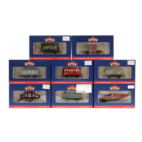 7245 - Bachmann Branch-Line Model Railways OO Gauge rolling stock, comprising 37-661 14T tank wagon 'I.C.I.... 