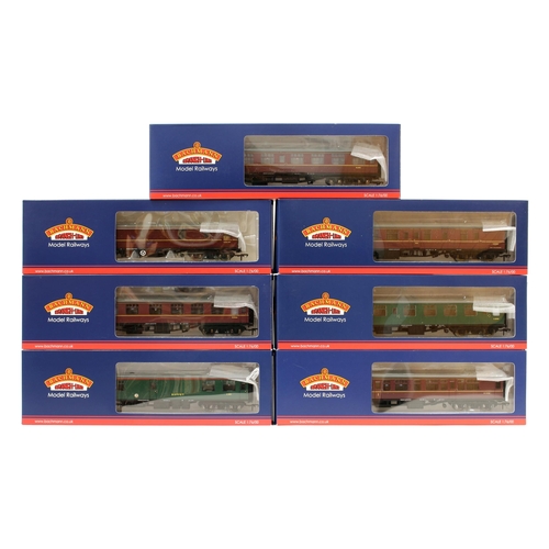 7246 - Bachmann Branch-Line Model Railways OO Gauge vans and coaches, comprising 39-026E BR Mk1 SK second c... 