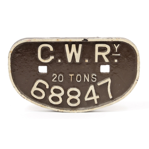 7271 - Railwayana - a Great Western Railway 'D' shaped painted cast iron wagon plate, raised white letterin... 