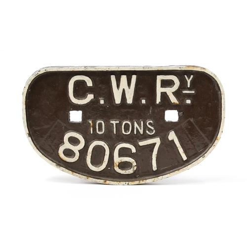 7272 - Railwayana - a Great Western Railway 'D' shaped painted cast iron wagon plate, raised white letterin... 