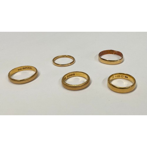 316 - A 22ct gold wedding band, ring size K, marked 22ct, 5g; four other 22ct gold wedding bands, 12.4g gr... 