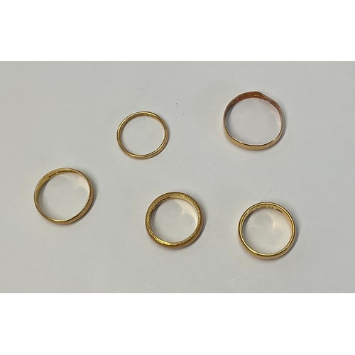 316 - A 22ct gold wedding band, ring size K, marked 22ct, 5g; four other 22ct gold wedding bands, 12.4g gr... 