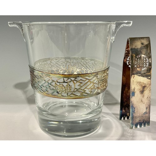 319 - An Art Deco period glass ice bucket, the silver plated mount and tongs in the Chinese chinoiserie ta... 