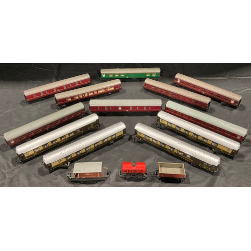 335 - Toys & Juvenalia, Trains, OO Gauge - a collection of unboxed coaches and rolling stock including Hor... 