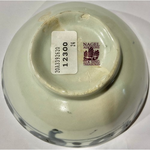 366 - A Chinese shipwreck porcelain bowl, from the Tek Sing cargo, Nagel Auctions label