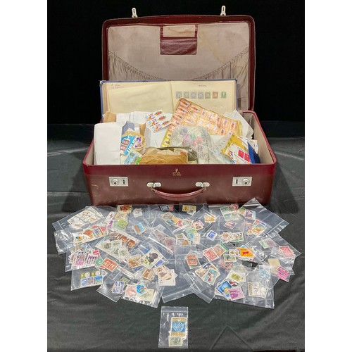 410 - Stamps - suitcase of material including Davo Albums for Channel Island in excellent condition, plus ... 