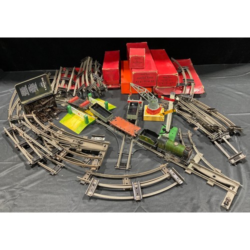 335A - Toys & Juvenalia - Hornby O Gauge, comprising a boxed train set; various track pieces and trackside ... 