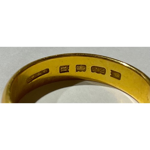 481 - A 22ct gold wedding band, 7.16g gross