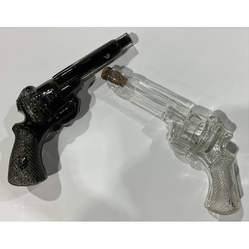 485 - An early 20th century novelty clear glass spirit bottle, modelled as a pistol, with contents, 24cm l... 