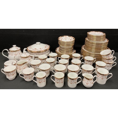 451 - An Elizabethan Olde England part dinner and tea service, comprising dinner plates, dessert plates, d... 