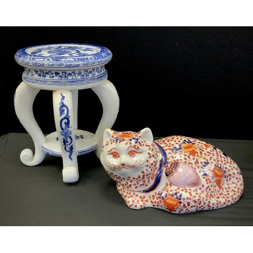 83 - A Chinese blue and white floral decorated jardinière stand, 29cm x 26cm;  imari pallet cat (2)