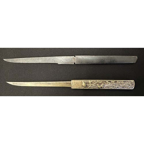 9101 - Japanese Kozuka knives. Two examples. One is signed. Size 116mm long blade. Overall length 212mm. Un... 