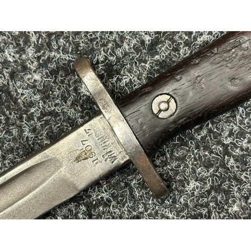 9124 - WW1 British 1907 Pattern Bayonet with single edged fullered blade 425mm in length, maker marked and ... 