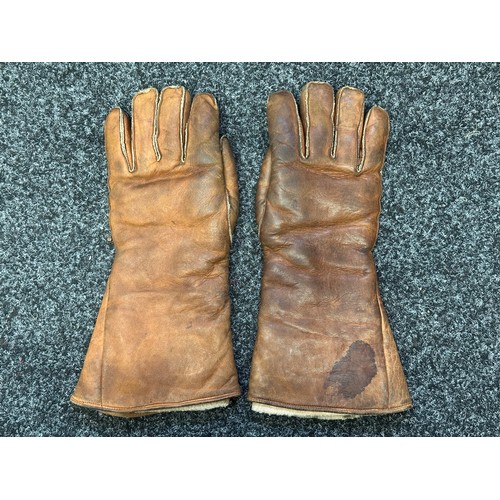 9163 - WW2 British RAF Electricaly Heated Leather Flying Gloves. Size Small. Stores Ref No. 22C/714. Both c... 