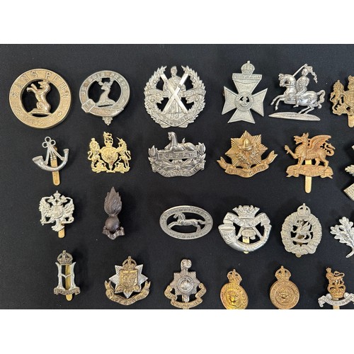 9191 - WW2 British Cap Badge collection comprising of over 60 badges and collar dogs.