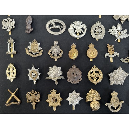 9191 - WW2 British Cap Badge collection comprising of over 60 badges and collar dogs.