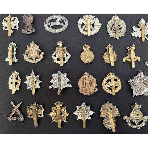 9191 - WW2 British Cap Badge collection comprising of over 60 badges and collar dogs.