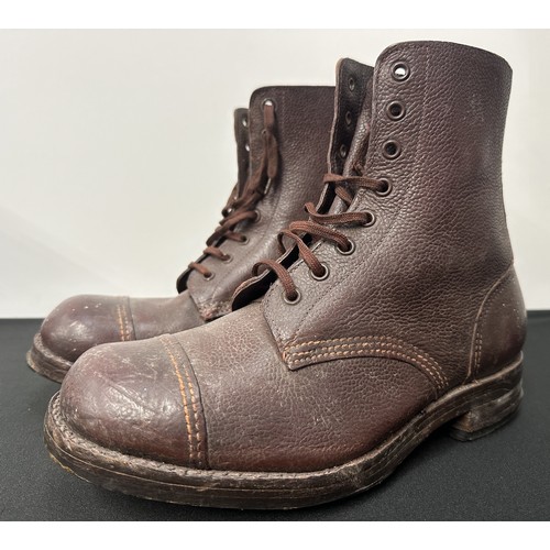 9216 - WW2 British Officers Private Purchase Brown Chrome Leather Ankle Boots. Size 7. Studs to heels.