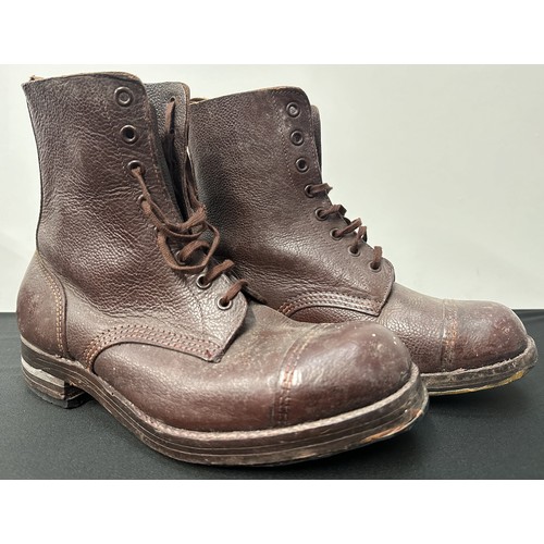 9216 - WW2 British Officers Private Purchase Brown Chrome Leather Ankle Boots. Size 7. Studs to heels.