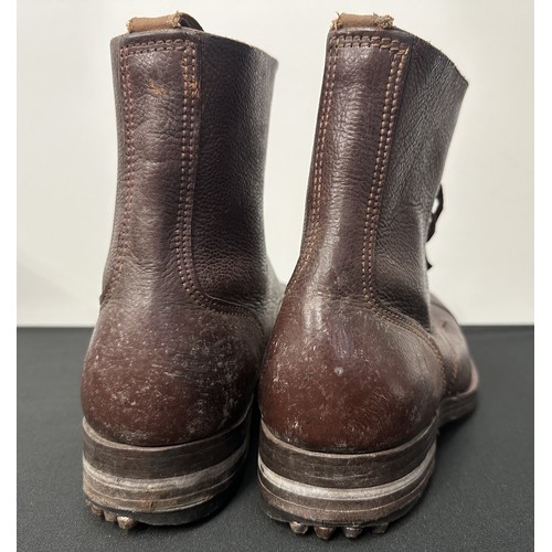 9216 - WW2 British Officers Private Purchase Brown Chrome Leather Ankle Boots. Size 7. Studs to heels.