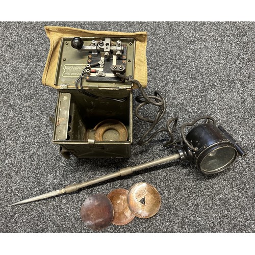 9223 - WW2 British Lamp, Signalling Daylight, Short Range. Complete in case with Lamp, Morse Key, spare col... 