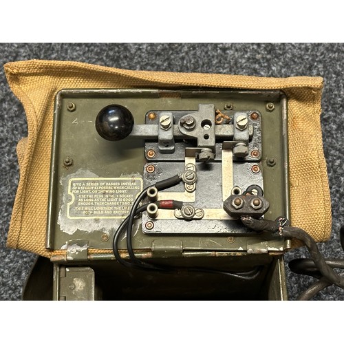 9223 - WW2 British Lamp, Signalling Daylight, Short Range. Complete in case with Lamp, Morse Key, spare col... 