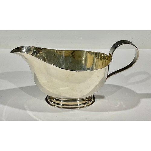 46 - An Edwardian silver milk jug of plain design, loop handle, stepped oval base, Birmingham 1907, 153g