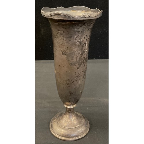 285 - A George V silver trumpet vase, 21cm high, Birmingham, c.1914, 331.3g gross