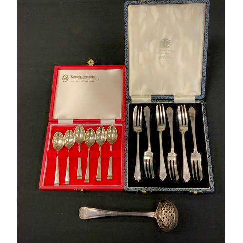 289 - A cased set of six silver cake forks, Mappin & Webb, Sheffield 1963, 4.1ozt, set of six tea spoons, ... 