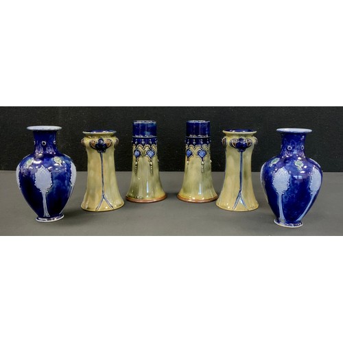 101 - Three pair of Royal Doulton vases, shape numbers 6476, 84624, 6083, 14,5cm and smaller (6)