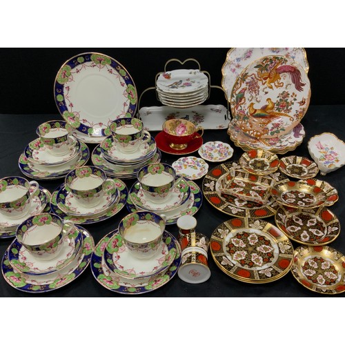 142 - Ceramics - Royal Crown Derby Old Avesbury, two wavy rim plates,  side plate, (1st), Royal Antoinette... 