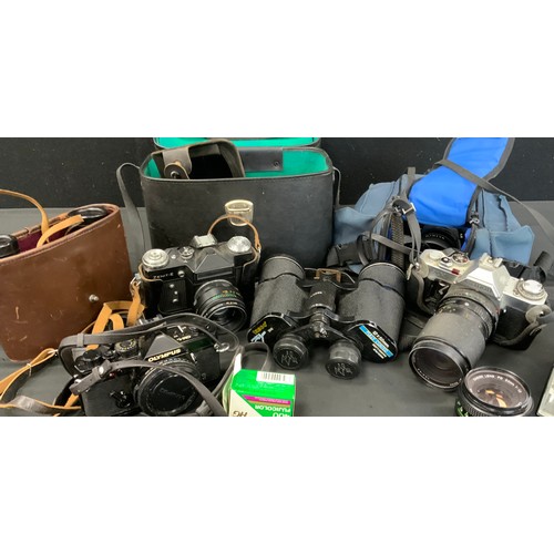 162 - Camera equipment and binoculars - Strepruva, Ross of London, 9x35 binoculars, cased;  Canon AE-1 35m... 