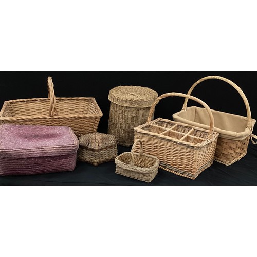 173 - A quantity woven baskets including hand held and lidded baskets ( 7)