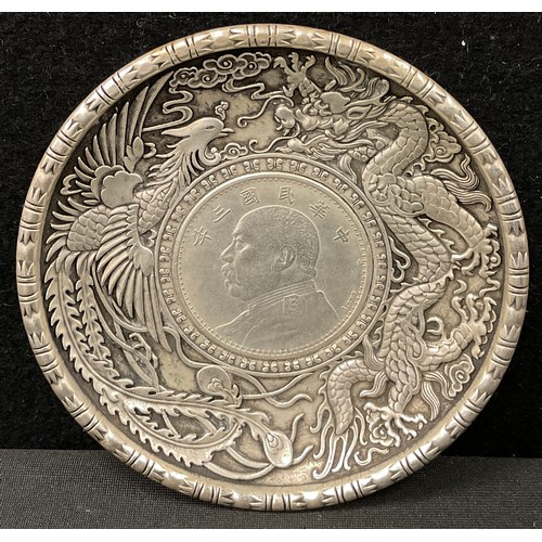 307 - A Chinese white metal coin dish, 9.5cm diameter