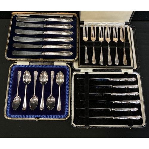 312 - Silver including; a set of silver Edwardian tea spoons; others, 378.5 grams gross