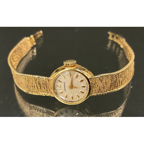 326 - A Garrards lady's 9ct gold cased bracelet wristwatch, London 1975, 14.7g gross