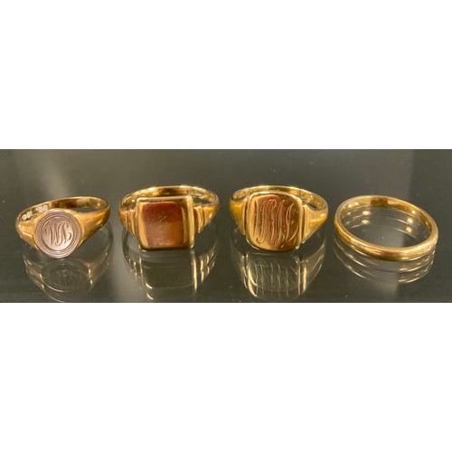 343 - A 9ct gold wedding band, three 9ct gold signet rings, sizes ,O, Q, S, T, 12.7g (4)