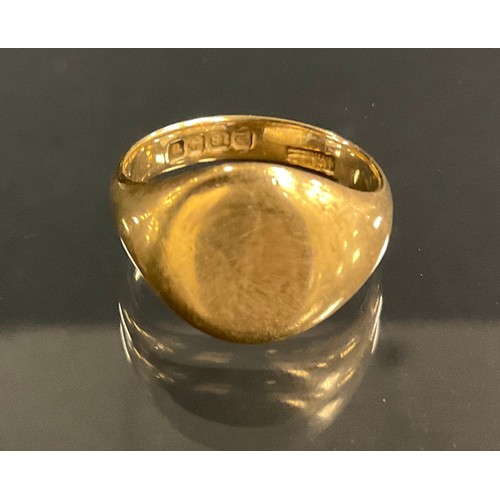 367 - An 18ct gold signet ring, size N, 8.4g