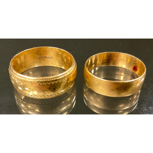 375 - A 9t gold wedding band, size V, another smaller, size U, 11.2g gross