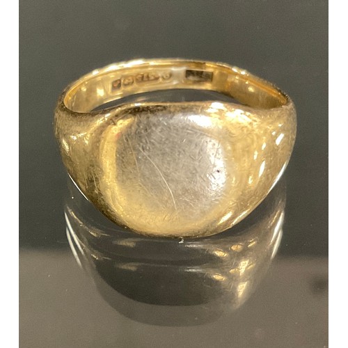 377 - A 9ct gold signet ring, size Q, 7.1g