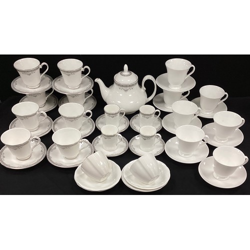 65 - A Royal Doulton ‘York’ pattern tea service for eight including eight tea cups and saucers, a tea pot... 