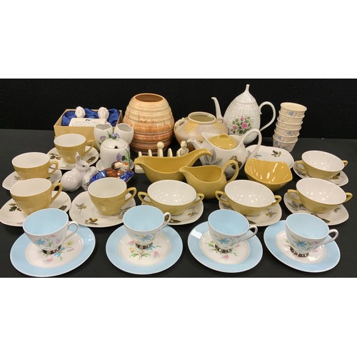 193 - Mid century ceramics including; Midwinter tea set for four comprised of; tea pot, milk jug, sugar bo... 