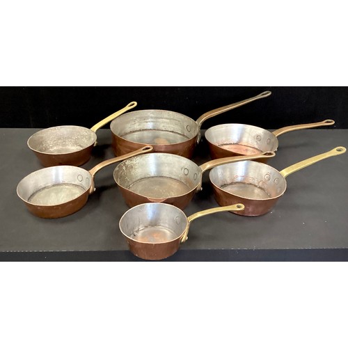 195 - Copper and Brass - seven copper and brass Skillet pans, graduated sizes, from 31cm diameter to 16cm ... 