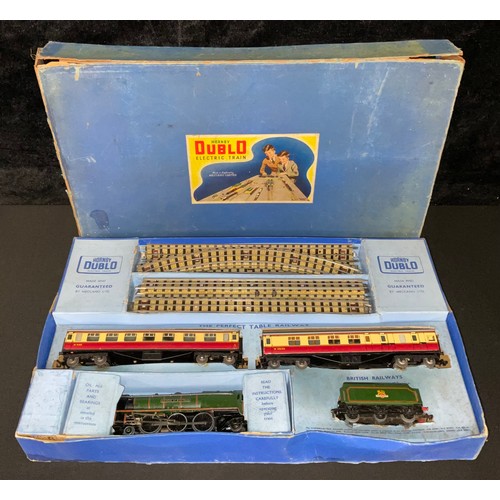 170 - Toys & Juvenalia, Trains, OO Gauge - a Hornby Dublo OO Gauge EDP12 passenger train set 